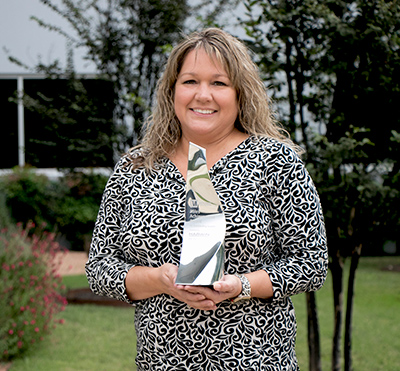 Jeri Hull, Supplier Manager for Mouser with the 2020 Sales Achievement award from Harwin