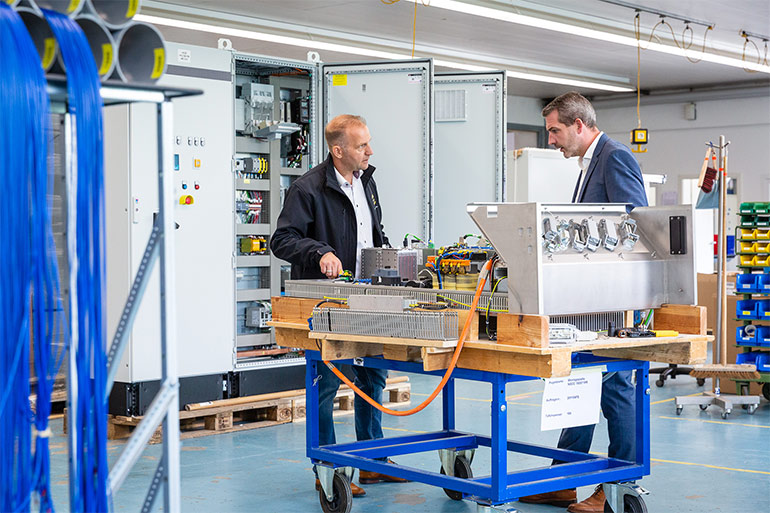 Customer-specific interface solutions for a control cabinet: René Heiden, Operations Manager at SUATEC (right), in conversation with Guido Steenbock, Sales Engineer at HARTING Germany. 